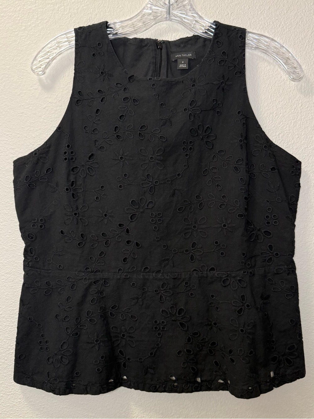 Ann Taylor black sleeveless peplum eyelet design women’s size 8